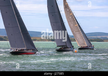 J-Klasse Yachten 'Rainbow' (H2), 'Lionheart' (H1) und 'Velsheda' (JK7) Starting Race 2 der J-Klasse Solent Regatta, Juli 2012 Stockfoto