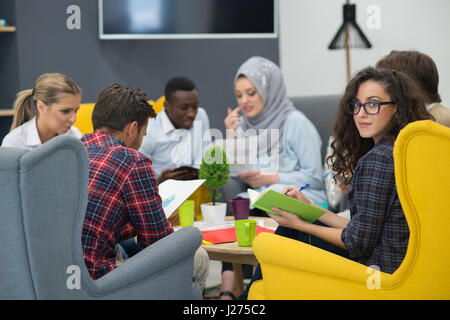 Aufnahme einer Gruppe von jungen Geschäftsleute mit einem treffen. Stockfoto