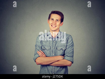 Der moderne Mensch, kreativen professionellen isoliert auf graue Wand Hintergrund lächelt Stockfoto