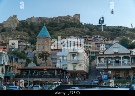 TBILISI, Georgien-SEP 25, 2016: Aufbauend auf Gorgasali Platz in der Altstadt mit Blick auf die Festung Narikala. Stockfoto