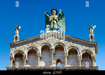 In der Nähe der Statue des Heiligen Michele des 13. Jahrhunderts romanischen Fassade des San Michele in Foro, Lucca, Italien Stockfoto