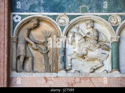 Späten mittelalterlichen Reliefskulptur Darstellung der Arbeit für Juni und Mai und astrologischen Zeichen auf der Fassade der Cattedrale di San Martino, Dom Stockfoto