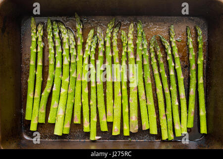 Spargel auf Pfanne mit Gewürzen und Olivenöl Stockfoto