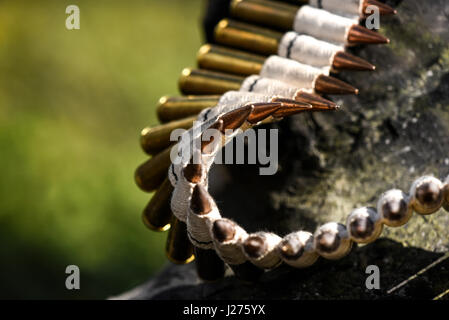 Kugeln in Munitionsgurte outdoor für Maschinengewehr. Stockfoto