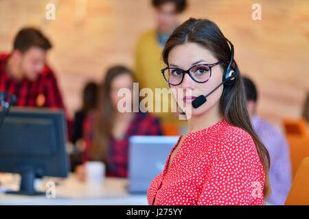 Porträt von glücklich lächelnde Kundin Support Telefon-Betreiber am Arbeitsplatz. Stockfoto