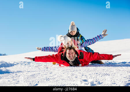 Ski, Schnee, Sonne und Spaß - glückliche Familie im Skiurlaub Stockfoto