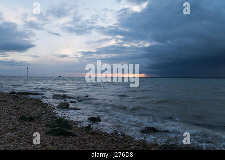 Stimmungsvolle Sonnenuntergang & Gewitterwolken von der Isle Of Wight. Stockfoto