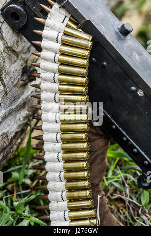 Kugeln in Munitionsgurte outdoor für Maschinengewehr. Stockfoto