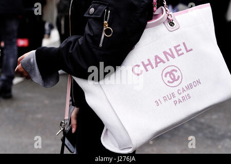 Streetstyle bei Chanel, bereit zu tragen/w 2017-2018, le Grand-Palais, Paris, Frankreich Stockfoto