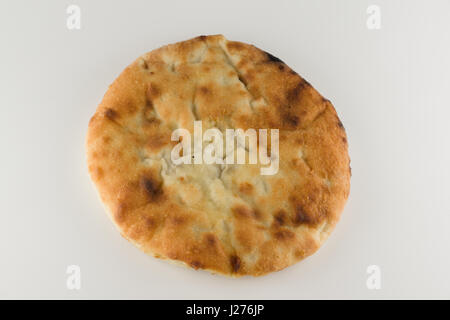 Stück Khachapuri mit Fleisch auf einen weißen Tisch liegend Stockfoto