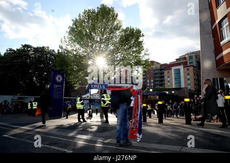 Ein Schal Verkäufer außerhalb der Boden vor der Premier-League-Spiel an der Stamford Bridge, London. Stockfoto