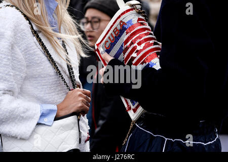 Streetstyle bei Chanel, bereit zu tragen/w 2017-2018, le Grand-Palais, Paris, Frankreich Stockfoto