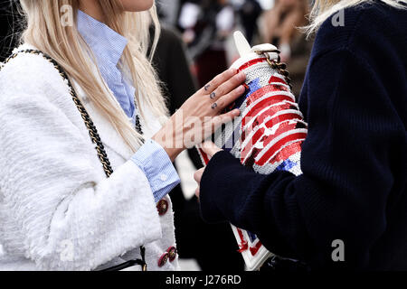 Streetstyle bei Chanel, bereit zu tragen/w 2017-2018, le Grand-Palais, Paris, Frankreich Stockfoto