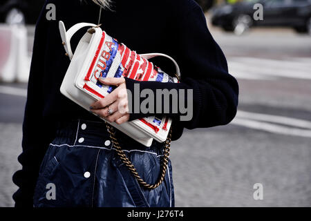 Streetstyle bei Chanel, bereit zu tragen/w 2017-2018, le Grand-Palais, Paris, Frankreich Stockfoto