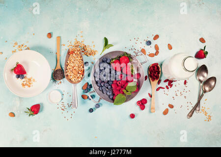 Frühstück mit Müsli, Mandelmilch, Superfoods und Beeren. Morgens essen, Ernährung, Entgiftung, sauber Essen, vegetarisch-Konzept. Stockfoto