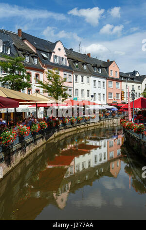 Die Fluss-Leuk, gesäumt von Restaurants in Saarburg, Deutschland Stockfoto