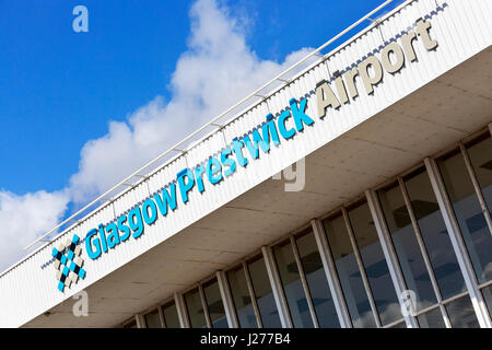 Ortseingangsschild an der Glasgow Prestwick Flughafen Prestwick, Ayrshire, Schottland, Großbritannien. Der Flughafen wurde von der schottischen Regierung gekauft und wurde nun nati Stockfoto