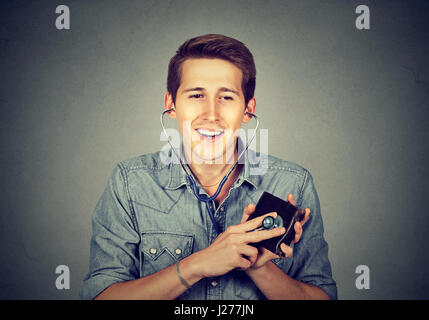 Junger Mann Geldbörse mit Stethoskop überprüfen. Konzept des finanziellen Erfolgs. Stockfoto