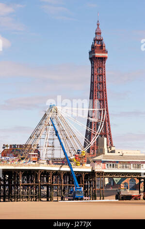 Wiederaufbau das Riesenrad am Central Pier, Blackpool, nach seiner Winter Service und Wartung Stockfoto