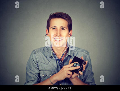 Junger Mann Geldbörse mit Stethoskop überprüfen. Konzept des finanziellen Erfolgs. Stockfoto