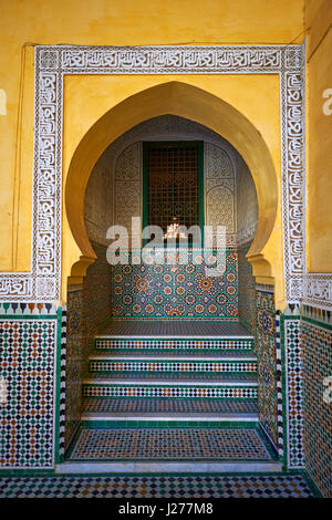 Arabesque Berber gefliest Nische von der Rotunde von Moulay Ismaïl Ibn Sharif, regierte 1672 – 1727. Ein UNESCO-Weltkulturerbe. Meknes, Meknès-Tafilalet, Stockfoto