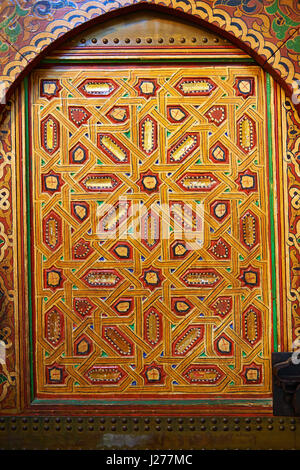 Traditionelle Berber konzipiert lackierten Türverkleidungen in der Rotunde des Moulay Ismail Ibn Sharif, regierte 1672 – 1727. Ein UNESCO-Weltkulturerbe. Meknes Stockfoto