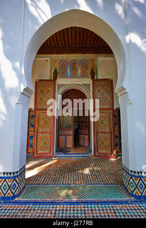 Arabesque maurische Architektur des Dar Jamai Museums eine typische Behausungen der hohen marokkanischen Bourgeoisie am Ende des XIX. Jahrhunderts. Sanftmut, Marokko Stockfoto