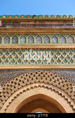 Zellij Mosaiken und Arabeske maurischen Verputz von der Bab Mansour-Tor. Benannt nach der Architekten, El-Mansour, 1732, Meknes Marokko abgeschlossen Stockfoto