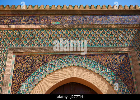 Zellij Mosaiken und Arabeske maurischen Verputz von der Bab Mansour-Tor. Benannt nach der Architekten, El-Mansour, 1732, Meknes Marokko abgeschlossen Stockfoto