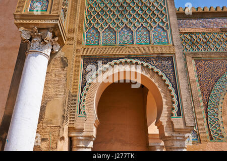 Bab Mansour-Tor, benannt nach dem Architekten, El-Mansour, abgeschlossen im Jahre 1732. Das Design des Tores spielt mit den Almohaden Mustern. Meknes Marokko Stockfoto