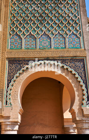 Zellij Mosaiken und Arabeske maurischen Verputz von der Bab Mansour-Tor. Benannt nach der Architekten, El-Mansour, 1732, Meknes Marokko abgeschlossen Stockfoto