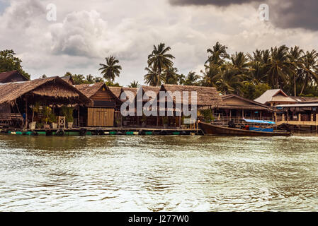 Fischerdorf in der Provinz Krabi, Thailand Stockfoto