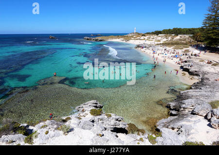 Einen erhöhten Blick auf Leute schwimmen im klaren, türkisfarbenen Wasser des The Basin auf Rottnest Insel vor Perth, Australien Stockfoto