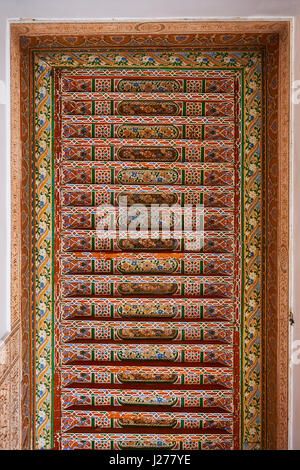 Berber Arabesken bemalte Holzdecke. Die Petite Gericht, Bahia-Palast, Marrakesch, Marokko Stockfoto