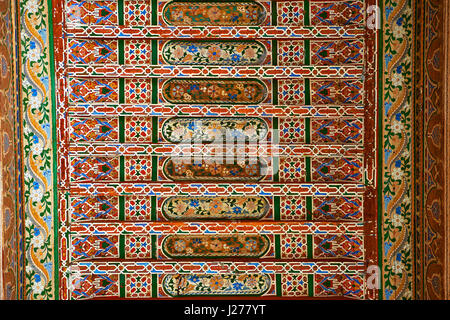 Berber Arabesken bemalte Holzdecke. Die Petite Gericht, Bahia-Palast, Marrakesch, Marokko Stockfoto