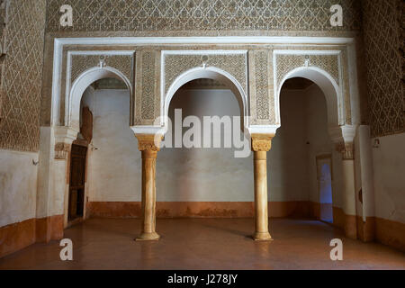 Berber Arabesken Morcabe Stuckarbeiten des 14. Jahrhunderts rekonstruierte Ben Youssef Madersa (islamische Hochschule) von Saadian Sultan Abdallah al-Ghalib Stockfoto