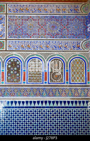 Berber Arabesque Zellige-Fliesen des Marrakesch-Museum im Palazzo Dar Menebhi, Marrakesch, Marokko Stockfoto