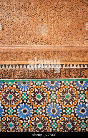 Die Arabeske Zelige Fliesen und die Architektur der Saadian Gräber aus dem 16. Jahrhundert Mausoleum der Herrscher Saadian, Marrakesch, Marokko Stockfoto