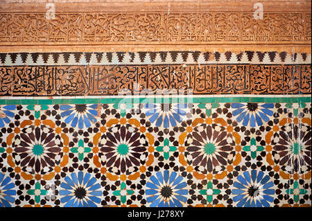 Die Arabeske Zelige Fliesen und die Architektur der Saadian Gräber aus dem 16. Jahrhundert Mausoleum der Herrscher Saadian, Marrakesch, Marokko Stockfoto