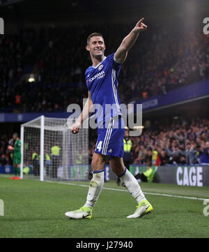 Chelseas Gary Cahill feiert Tor seiner Mannschaft zweite des Spiels während der Premier-League-Spiel an der Stamford Bridge, London. Stockfoto