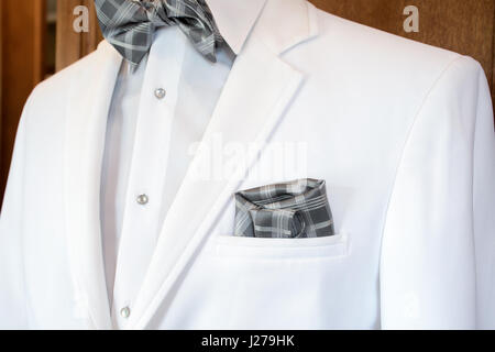 weißen Smoking mit Silber Grau karierte Krawatte und Einstecktuch in Tasche Stockfoto