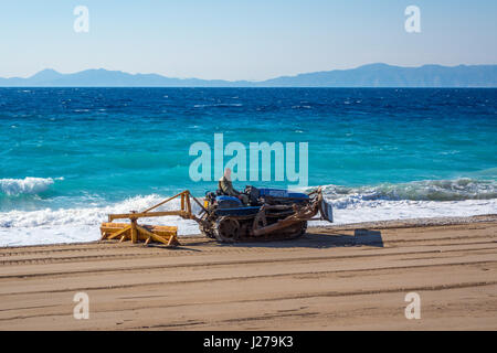 Mann treibende Bulldozer am Strand zu bereinigen, den Sand, Rhodos, Griechenland Stockfoto