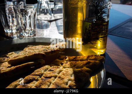 Olivenöl und Essig Flaschen am Tisch im Restaurant im Sonnenschein, Rhodos, Griechenland Stockfoto