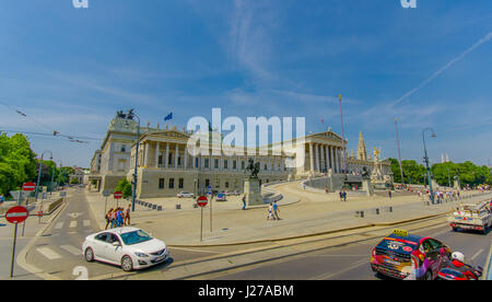 Wien, Österreich - 11. August 2015: schöne Fassade und Frontalansicht des Parlamentsgebäudes mit spektakulärer Architektur an einem sonnigen Tag Stockfoto