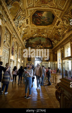 Besucher betrachten die Tierkreiszeichen entlang der Decke in der Apollo-Galerie im Louvre in Paris, Frankreich. Stockfoto