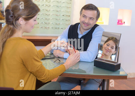 Optiker Brille wählen Kunden helfen Stockfoto