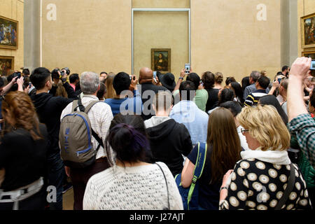 Besucher, die Bilder von der Mona Lisa Malerei an der Louvre in Paris, Frankreich. Stockfoto