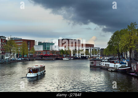 Rundfahrt auf der Amstel in der Nähe der Stopera, Amsterdam, Nordholland, Niederlande Stockfoto