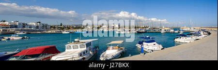 Zygi Marina Panorama, aufgenommen im Frühling.  Kleines Fischerdorf in der Nähe von Limassol mit Booten und Yachten vor Anker. Stockfoto