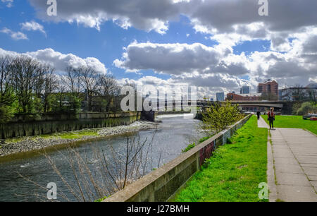 Fuß neben dem Fluß Lea am Bug, East London im Frühling. Stockfoto